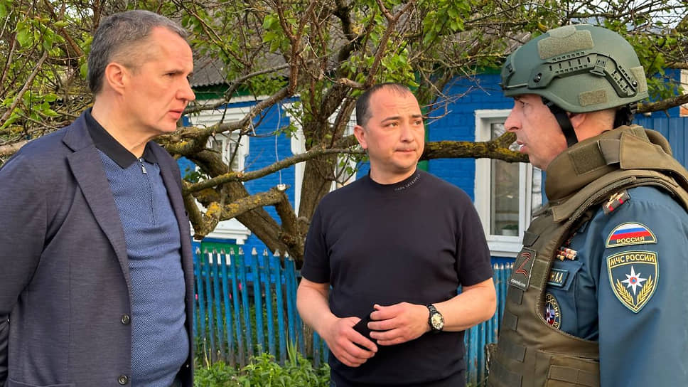 Вячеслав Гладков (слева) зачастую лично посещает места, которые подвергаются атакам ВСУ