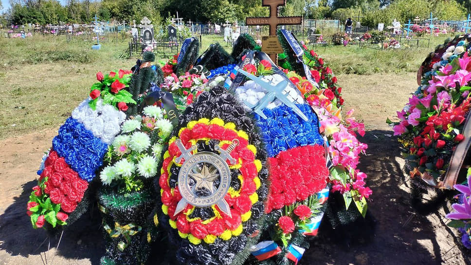 Венок от ЧВК «Вагнер» оказался центральным на могиле погибшего летчика 