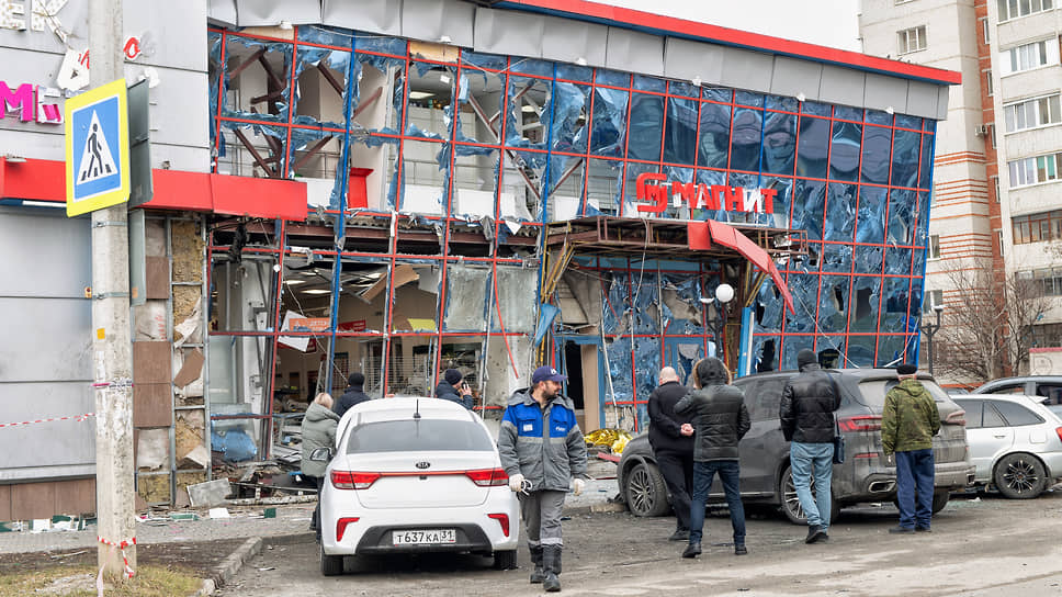 В пяти метрах от входа в «Магнит»  осталась воронка диаметром около полуметра и глубиной  в метр