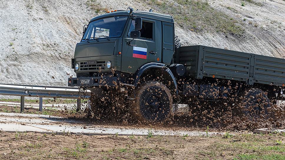 Помимо традиционного брода военных автомобилистов ждала грязевая преграда