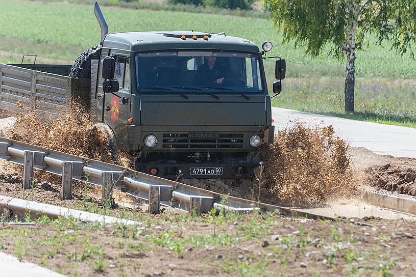 Благодаря последовательности препятствий автомобили завершали упражнения чистыми — брод оказался последним на дистанции