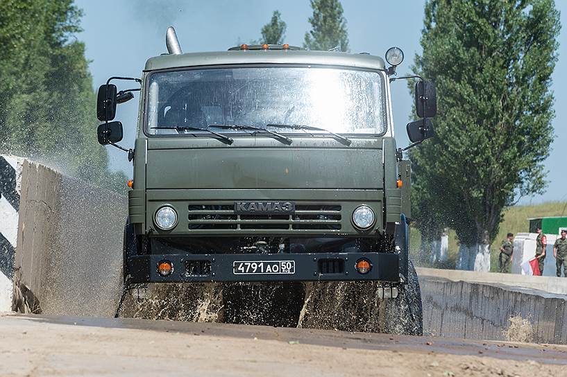 Ширина въезда в воду лишь немного превышала ширину «КамАЗа»