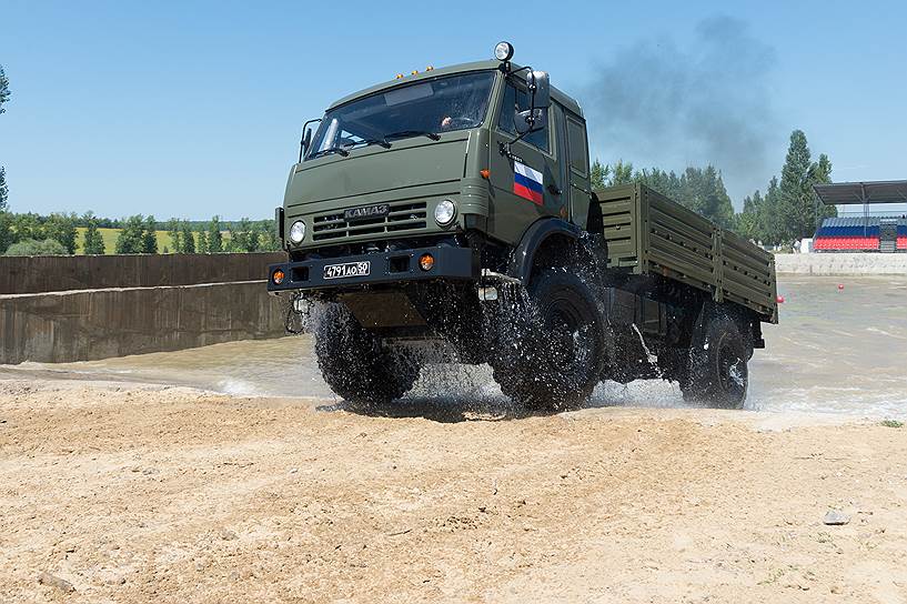 В специальном бассейне автомобилям предстояло сделать полный круг