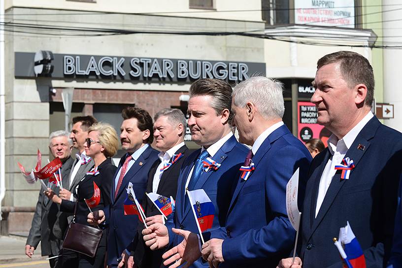 . В одной из первых праздничных колонн прошли врио первого заместителя губернатора Евгений Юрченко, спикер облдумы Владимир Нетесов, мэр Вадим Кстенин, депутаты Госдумы от региона Сергей Чижов и Андрей Марков, врио заместителя председателя облправительства по АПК Виктор Логвинов