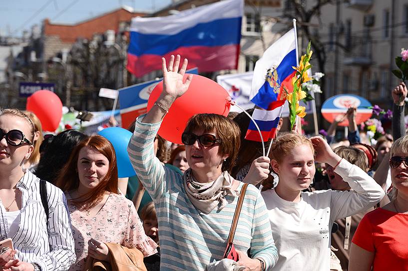 Участники традиционного первомайского шествия на Проспекте Революции