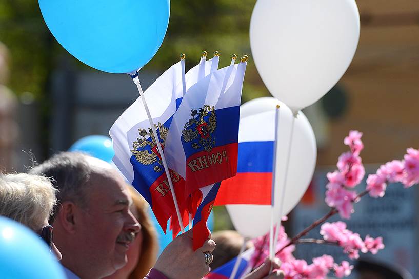 Участник первомайского шествия в Воронеже