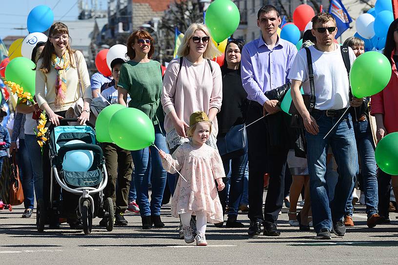 Участники традиционного первомайского шествия на Проспекте Революции