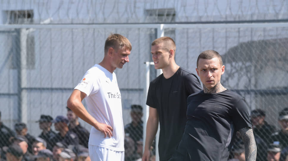 Бывшие футболисты сборной России Александр Кокорин (в центре) и Павел Мамаев (справа)