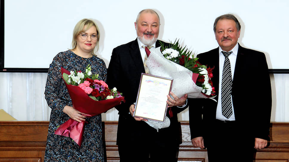 Бывший председатель арбитражного суда белгородской области Андрей Шеин (в центре)