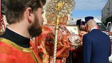 Липецкий губернатор Игорь Артамонов приложился к мощам Георгия Победоносца и помолился за солдат