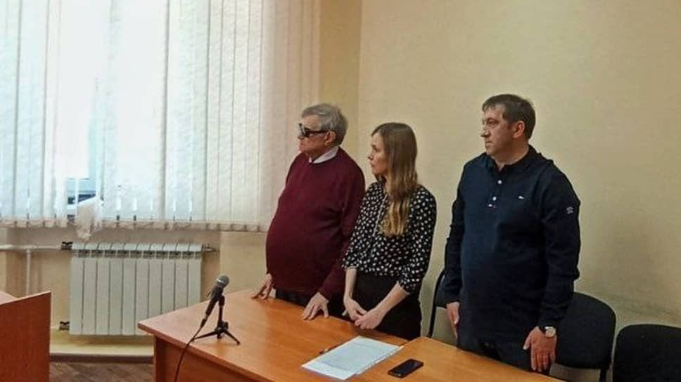 Роман Жогов (крайний справа) и его адвокаты заслушивают приговор в Центральном райсуде Воронежа