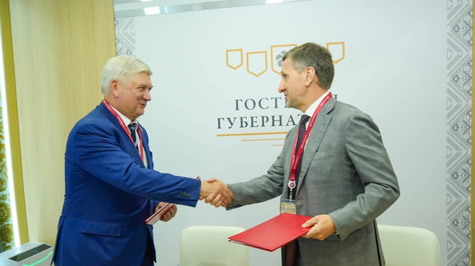 Губернатор Воронежской области Александр Гусев и глава ГК «Агроэко» Владимир Маслов после подписания соглашений