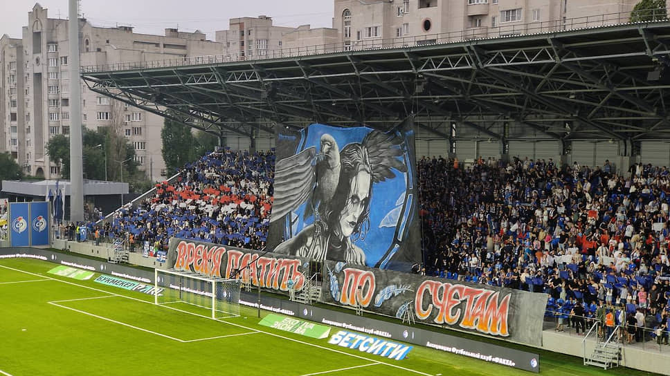 Трибуны на мачте третьего тура Первой лиги между воронежским «Факелом» и саратовским «Соколом»