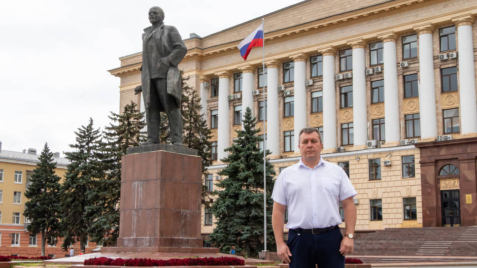 Глава липецкой фракции КПРФ Сергей Токарев у здания правительства Липецкой области
