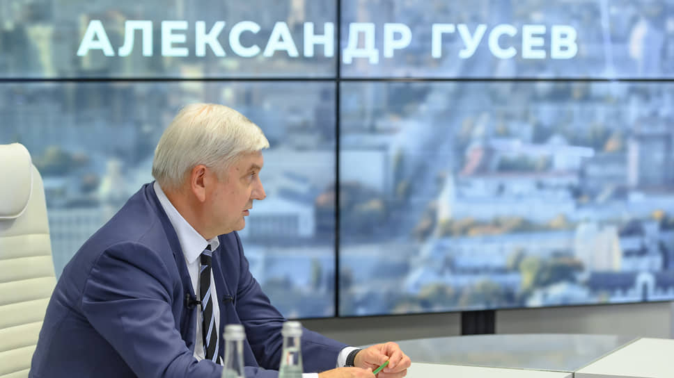 Губернатор Воронежской области Александр Гусев во время прямого эфира в соцсетях облправительства 19 августа