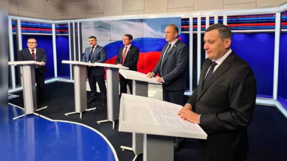 Кандидат в губернаторы Курской области от КПРФ Алексей Бобовников на дебатах (в центре)