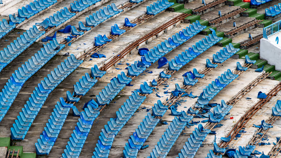 Заброшенные и частично разрушенные трибуны Центрального стадиона профсоюзов