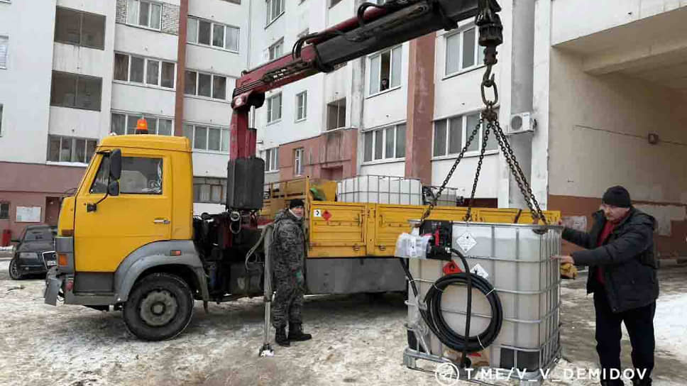Заправка генераторов, питающих многоэтажные жилые дома в Белгороде на время блэкаута