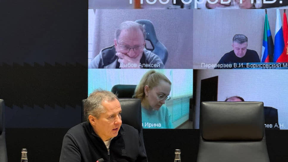 Губернатор Белгородской области Вячеслав Гладков (слева) во время заседания регионального оперштаба