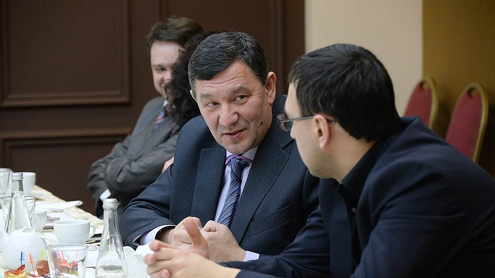 Председатель совета регионального общественного движения «За казачий Дон» Евгений Галустов (в центре)