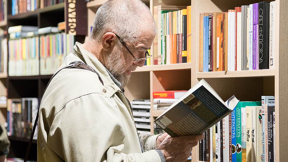 Поэт Сергей Гандлевский на творческой встрече в книжном клубе &quot;Петровский&quot;.