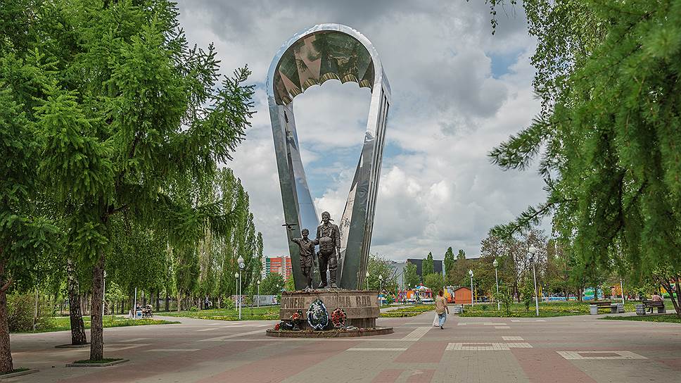 Парк Победы. Воронеж, ул. Лизюкова. Основан в 1974 году. Здесь впервые в 1930 году высадился десант. В 2010 году в парке открыли памятник «Воронеж — родина ВДВ» художника Владимира Петрихина. Площадь — более 90 тыс. кв. м.