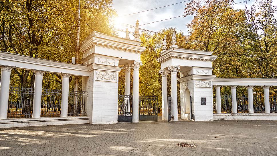 Детский городской парк «Орленок». Воронеж, ул. Чайковского. Заложен в 1917 году, реконструирован в 2009-2010 годах. Площадь — более 48 тыс. кв. м.