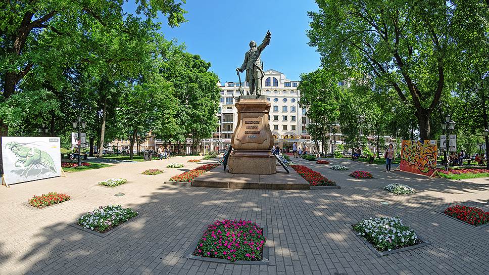 Петровский сквер. Воронеж, пр-т Революции. В 1860 году здесь установили памятник Петру I скульптора Антона Шварца и архитектора Александра Кюи. В 2007 году сквер реконструирован. Площадь — около 1 га.