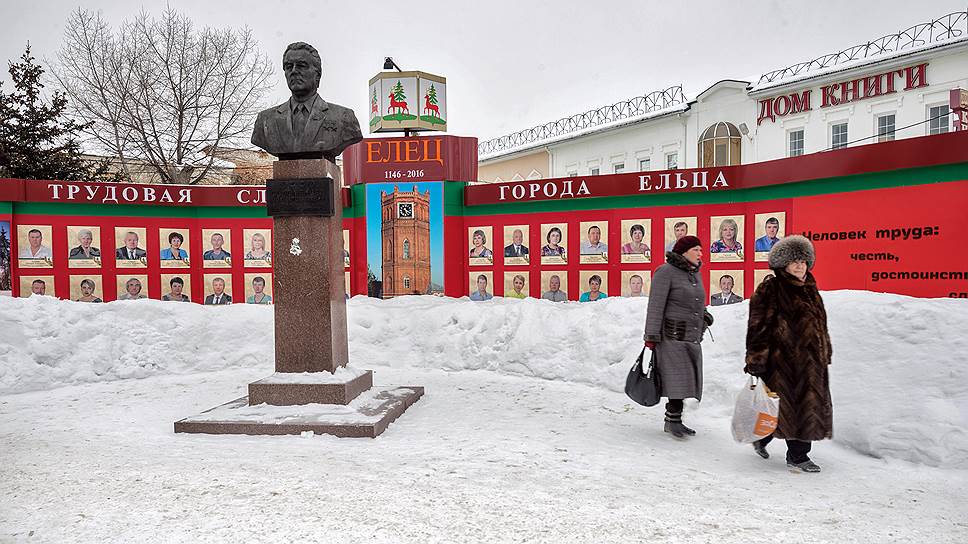 Елец. Памятник советскому партийному деятелю, дважды герою социалистического труда Михаилу Соломенцеву.