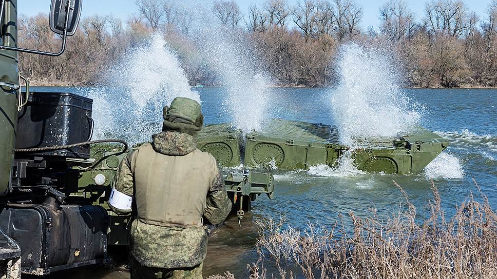 «Урал» задом заезжал в Дон и сбрасывал сложенное звено понтона, которое раскладывалось уже в воде