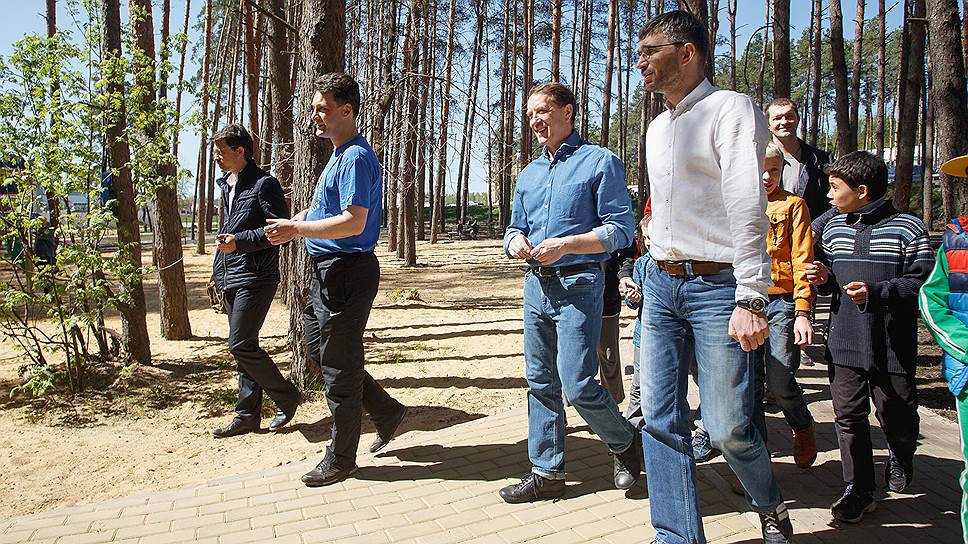 Воронежский губернатор Алексей Гордеев (третий слева) рассчитывает, что развитие территориального общественного самоуправления в регионе будет способствовать объединению граждан