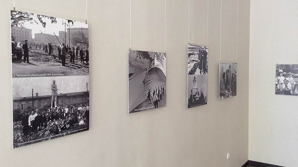 Экспозиция выставки «Век “Коммуны”. 1917-2017» в зале Союза художников. Воронеж, май 2017 года