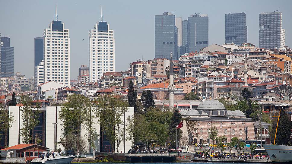 С вод Босфора открывается вид на классический Стамбул – сочетание мечетей и небоскребов.