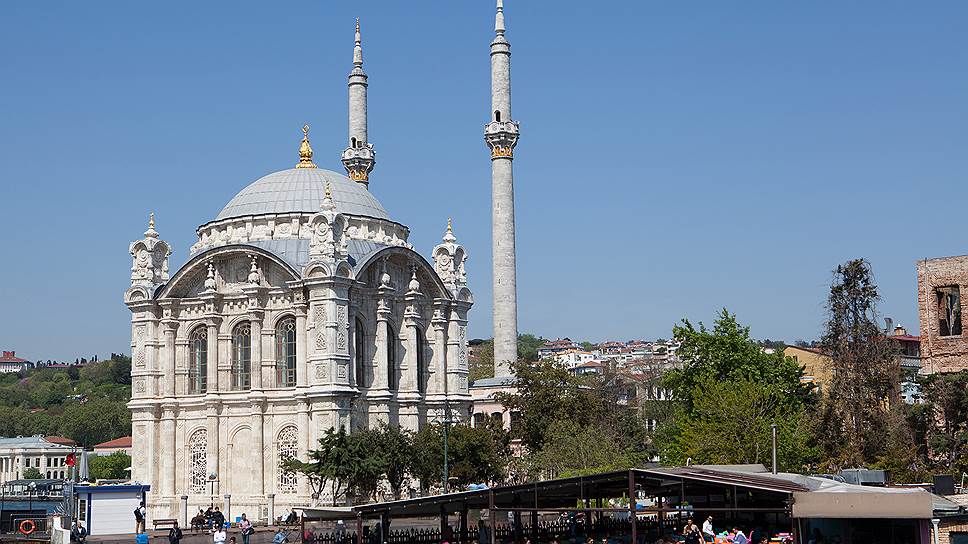 Мечеть Ортакёй расположена рядом со Стамбульским мостом через Босфор. Всего их два, и один подземный тоннель. Мечетей в Стамбуле порядка 3 тыс. – при 100 с небольшим синагогах и нескольких сотнях храмов.