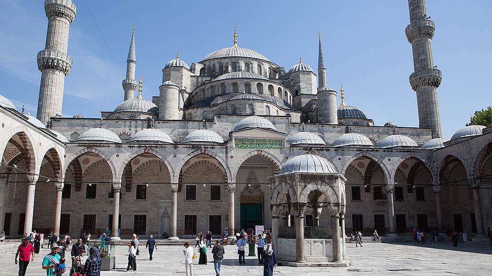 Одна из главных достопримечательностей Стамбула – мечеть Султанахмет, прозванная туристами «Голубой». Это единственная в мире мечеть с шестью минаретами. 