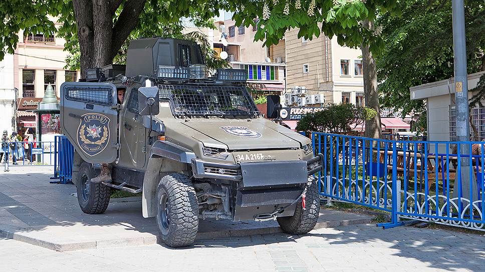 Полицейский автомобиль на площади Султанахмет в историческом центре Стамбула.