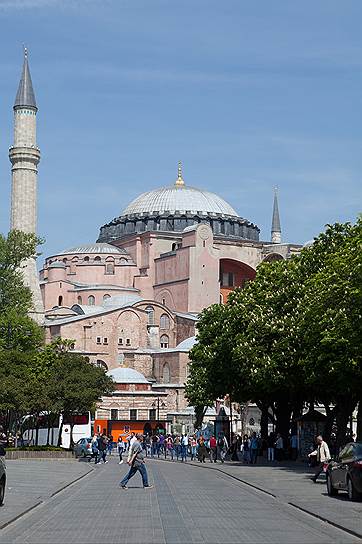 Айя-София – бывший патриарший православный собор, впоследствии — мечеть, теперь — музей, часть обязательной программы любого туриста в историческом центре Стамбула. Неподалеку находится и Цистерна Базилика – древнее водохранилище Константинополя на 88 млн л воды.