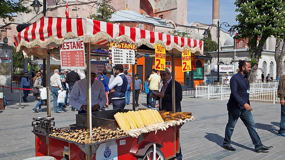 Продавец жареных каштанов и кукурузы в районе Султанахмет, историческом центре Стамбула.