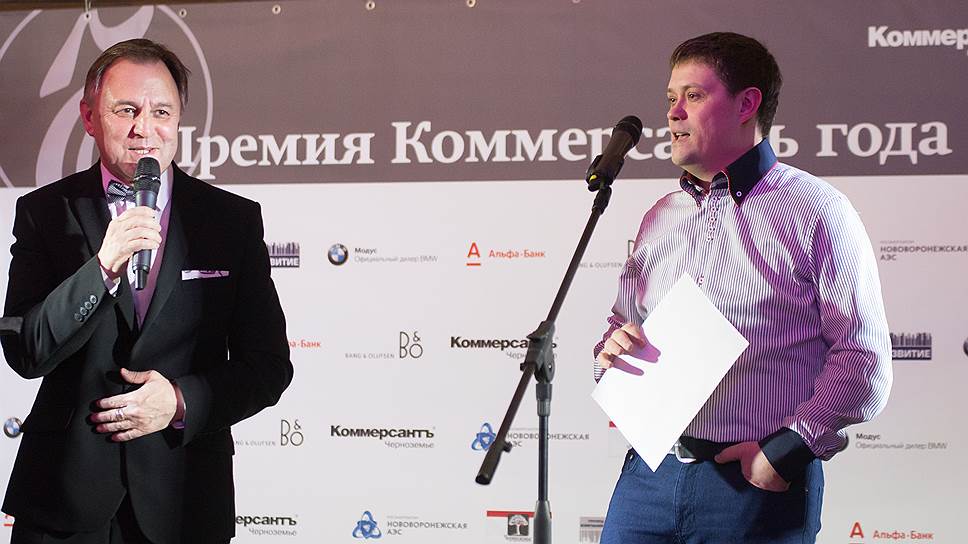 Ведущий вечера, актер Камерного театра Камиль Тукаев (слева) и главный редактор «Ъ-Черноземье» Андрей Цветков открыли церемонию вручения премии «Коммерсантъ года»