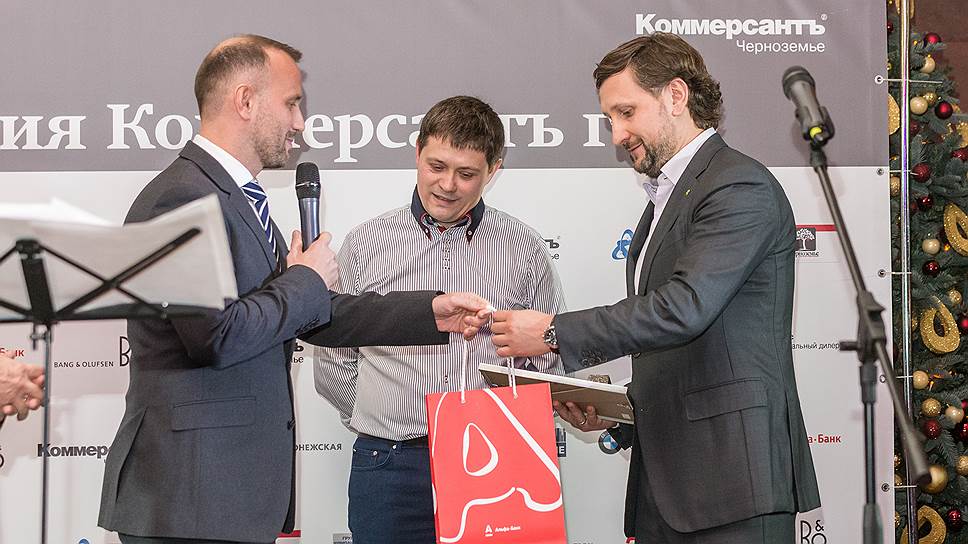 Глава компании «Агроэко» Владимир Маслов (справа) получил подарок и от нашего партнера «Альфа-Банка»