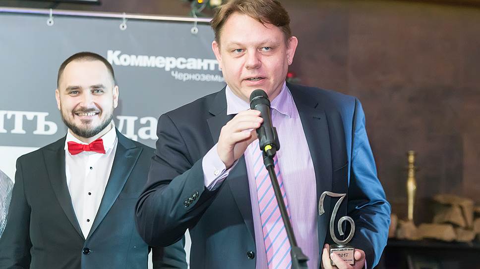 Директор дивизиона по развитию экспортного потенциала «Эфко» Алексей Гаврилов с премией «Сделка года» от «Ъ-Черноземье»