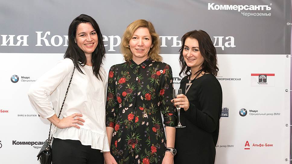 Слева направо: Ирина Лобанова, Светлана Сарибашева и Мария Старикова (все «Ъ-Черноземье») на церемонии вручения премии «Коммерсантъ года»