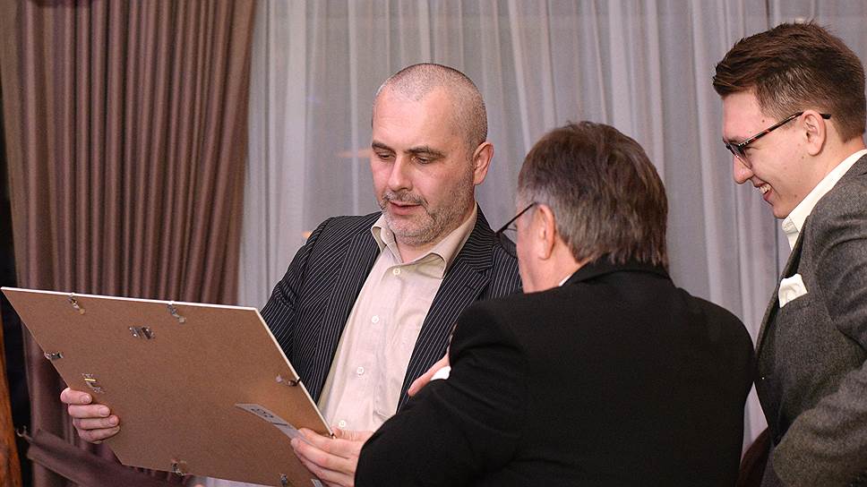 Глава промгруппы «СоДействие» Олег Малышев (слева) держит в руках эксклюзивное фото Ъ
