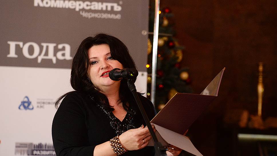 Заместитель генерального директора компании ОА «ДСК» Оксана Красных поздравляет «Ъ-Черноземье»