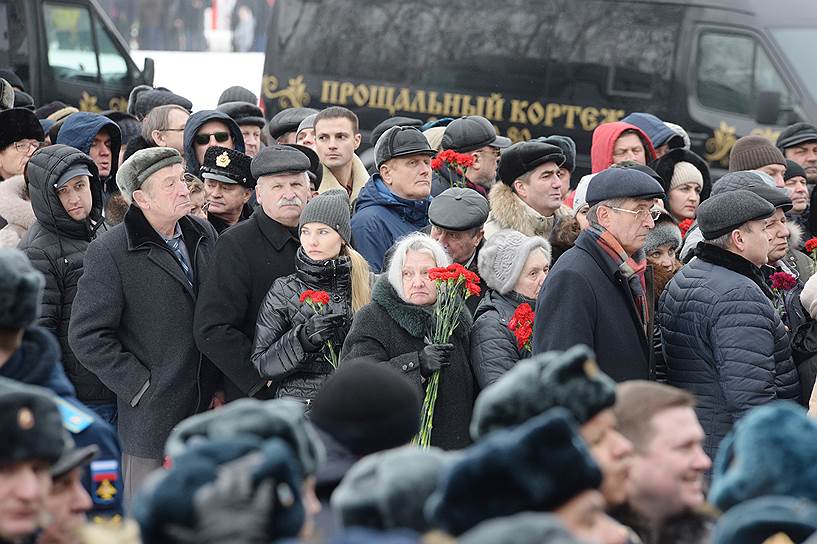 Среди пришедших проститься с Романом Филиповым, который родился и учился в школе в Воронеже, было примерно поровну военных и гражданских