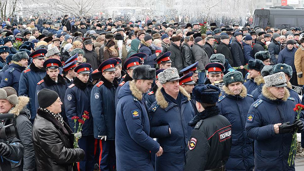 Церемония началась около полудня, но очередь к зданию выстраивалась с девяти утра