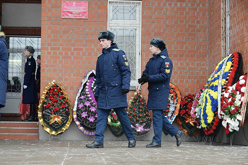 В зале для прощания не поместились все принесенные венки — часть из них пришлось временно оставить перед входом