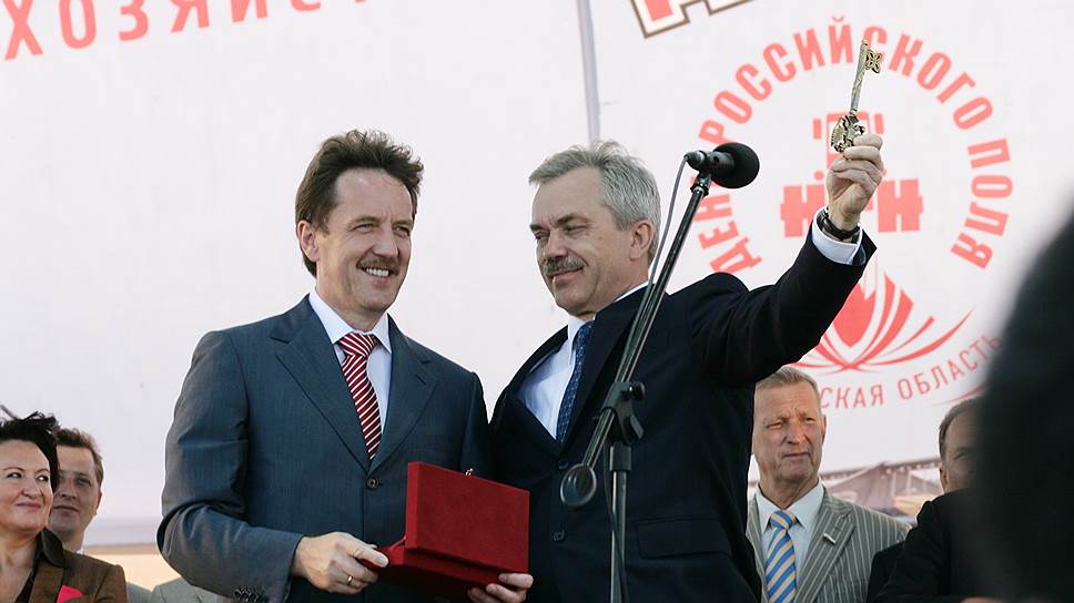 Евгений Савченко (справа), губернатор Белгородской области и Алексей Гордеев, министр сельского хозяйства России на Дне поля в Белгородской области. 4 июля 2008 года.