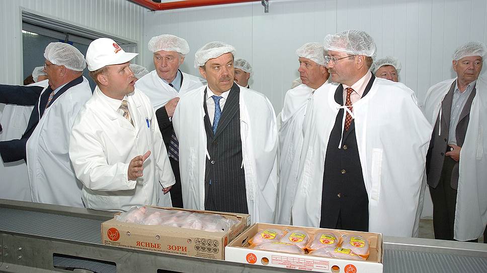 Основной владелец агрохолдинга «БЭЗРК-Белгранкорм» Александр Орлов (второй справа) и губернатор Белгородской области Евгений Савченко (второй слева). Август 2006 года
