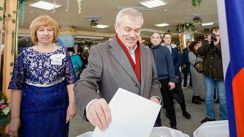 На избирательном участке, расположенном в ДК поселка Дубовое Белгородского района, проголосовал Губернатор области Евгений Савченко. Март 2018 года.